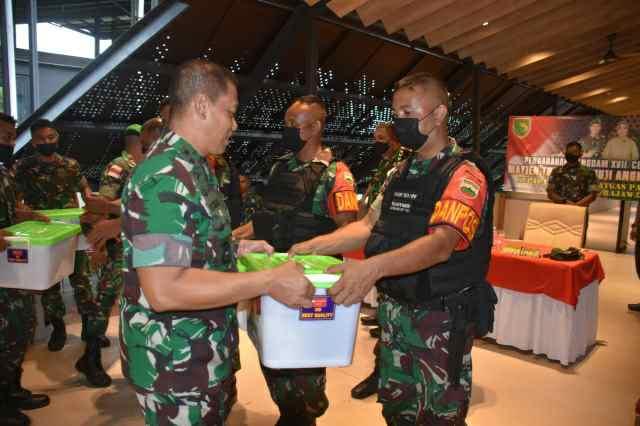 Kunjungan Pangdam Cendrawasih ke Pos Satgas Pamtas RI-PNG Yonif 123/Rajawali