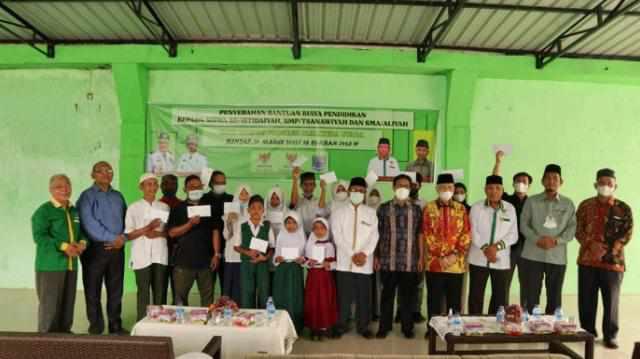 Penyerahan Bantuan Kepada 100 Pelajar Kurang Mampu