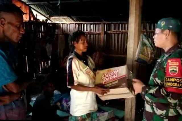 Prajurit TNI saat menjenguk ke rumah duka 