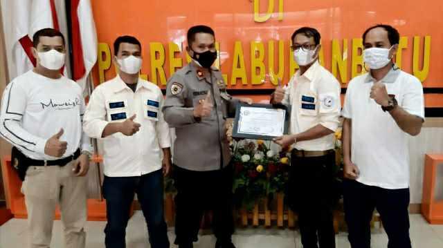 Waka Polres Labuhanbatu Drs. Kompol Hermansyah saat menerima Penghargaan Dari Yayasan Jurnalis Peduli Sosial