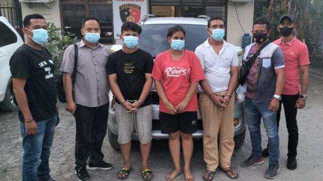 Pelaku dan barang bukti saat di Polsek Binjai Barat, Kamis (24/3).