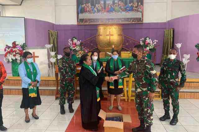 Satgas Kodim Yonif 751/VJS memberikan bantuan sejumlah Alkitab kepada seluruh jemaat Gereja GKI Imanuel Wamena.