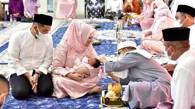 Edy Rahmayadi melaksanakan akikah untuk Mikhayla Maritsa Maulana yang merupakan cucu pertamanya di Rumah Dinas Gubernur Sumut, Jalan Sudirman Medan, Senin (21/3/2022).