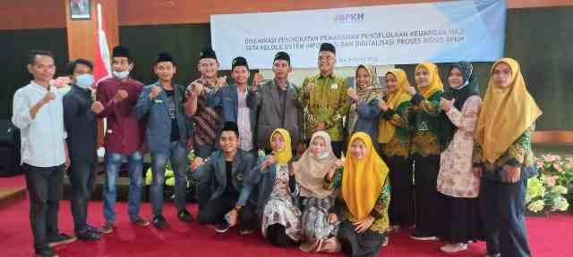 Wakil Ketua Komisi VIII FPKB DPR RI Marwan Dasopang diabadikan foto bersama dengan para peserta.