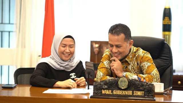 Musa Rajekshah didampingi istrinya Sri Ayu Mihari request lagu dari band-band indie legend asal Sumut ke beberapa stasiun radio di Kota Medan, Rabu (9/3).