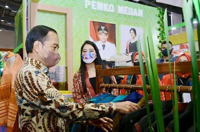 Presiden Jokowi meninjau stan pameran Pemko Medan di Jakarta Inacraft, Rabu (23/2).