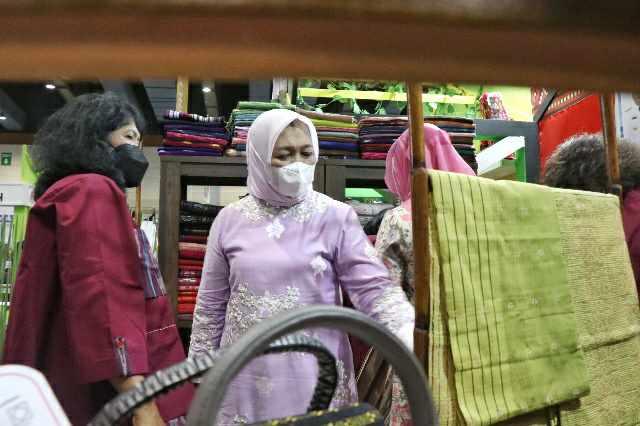 Nawal Lubis menghadiri dan meninjau langsung Stand UMKM Sumut di Inacraft XII di Balai Sidang Jakarta Convention Center (JCC), Rabu (23/3). 