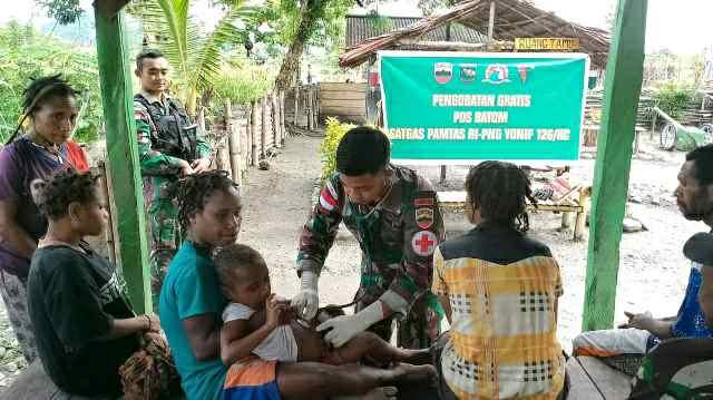 Bantu Atasi Keluhan Warga Perbatasan Papua, Satgas Yonif 126/KC Keliling Kampung Berikan Pengobatan Gratis