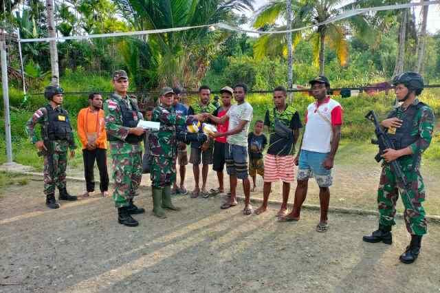 Satgas Pamtas RI-PNG Yonif 126/KC Pos Yuruf memberikan bantuan berupa Net dan bola voli