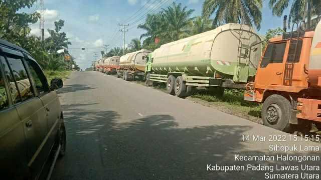 Sejumlah truk tertahan akibat blokade jalan