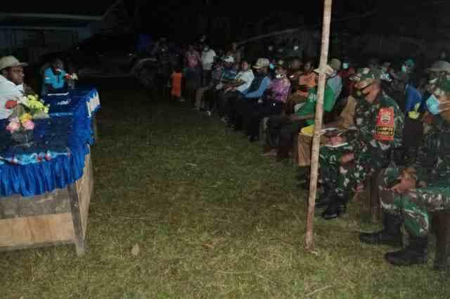 Bupati Keerom Bapak Piter melihat lagsung warga Kampung Somografi 