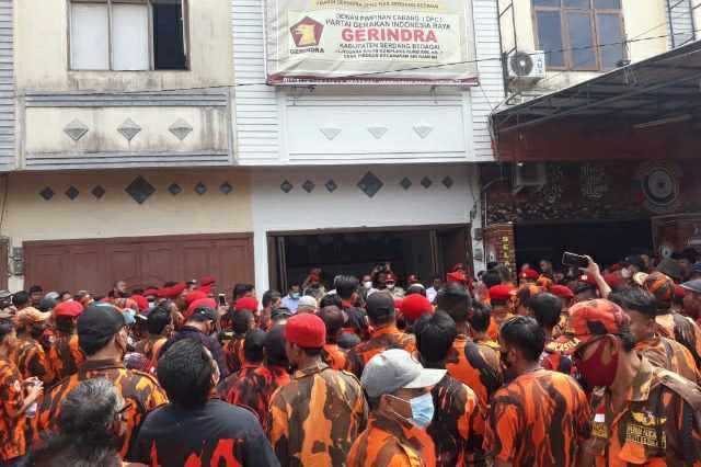 Ribuan massa Pemuda Pancasila gelar aksi damai di kantor sekretariat DPC Partai Gerindra Sergai di Sei Rampah.&nbsp;