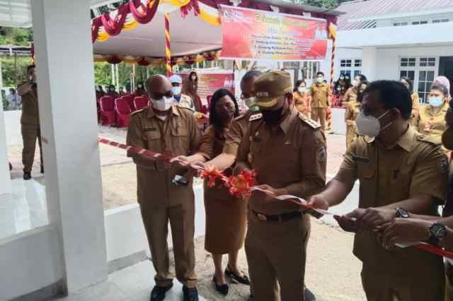 Bupati Taput saat melakukan peresmian, Selasa (22/3).
