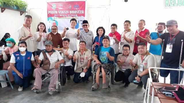 Pembina YSKI Dr. RE Nainggolan, drg. Annita, Indra Halim dan yang lainnya diabadikan disela-sela pelaksanaan Pojok Vaksin Booster bagi warga disabiltas di Dominico Garden, Selasa (15/3/2022).