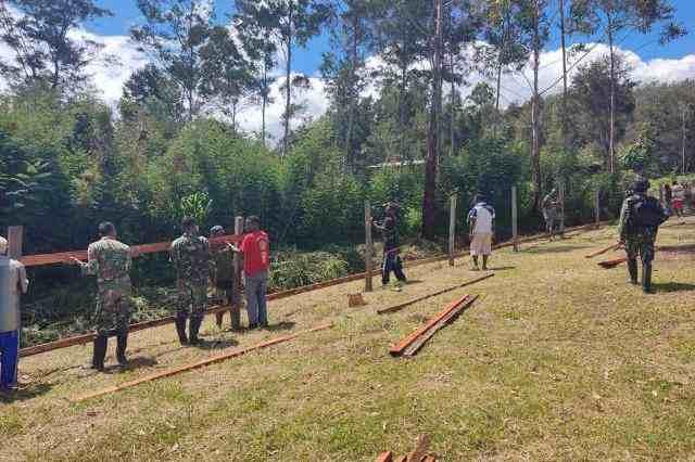 Masyarakat dan prajurit TNI gotong royong bangun pagar Gereja 