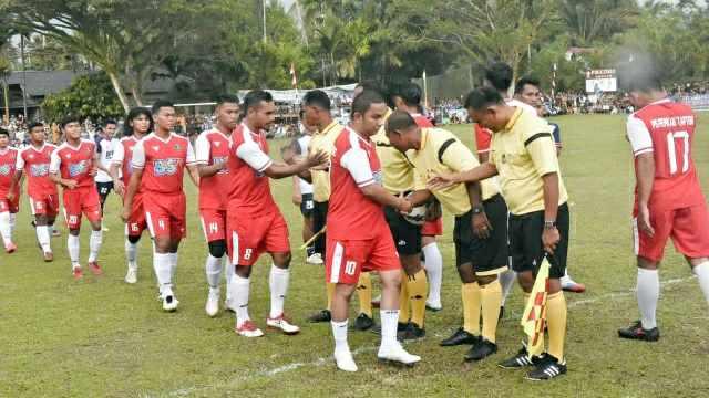 Bupati Tapteng memperkuat kesebelasan PS Pemkab Tapteng dengan nomor urut 10