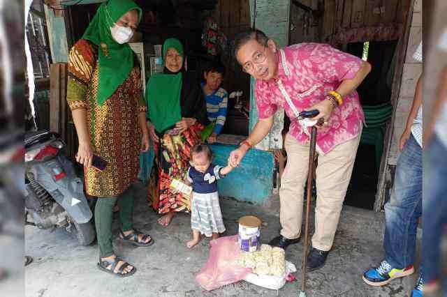 Drs Wong Chun Sen Tarigan saat menjenguk anak penderita Stunting, Sabtu (12/3)