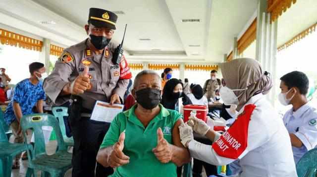 Pelaksanaan Vaksinasi Massal di Anjungan Sri Mersing, Jum'at (04/03/2022).