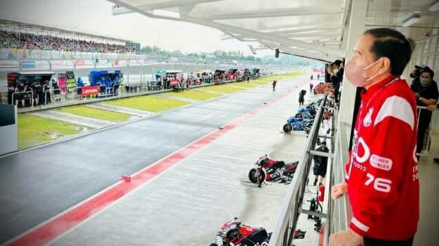 Presiden Jokowi di sirkuit Mandalika, Minggu (20/3).