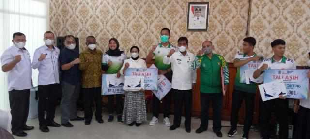 Penyerahan tali asih di rumah dinas Wali Kota Binjai