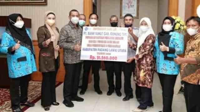 Bupati Padang Lawas Utara Andar Amin Harahap menyerahkan secara simbolis bantuan CSR PT. Bank Sumut Cabang Gunungtua, Jumat (18/03/2022).