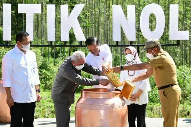 Presiden RI dan Gubernur Sumut Edy Rahmayadi menuangkan air dan tanah di bejana Nusantara, saat prosesi penyatuan tanah dan air Nusantara di kawasan Titik Nol Ibu Kota Negara (IKN) Nusantara, Senin (14/03).