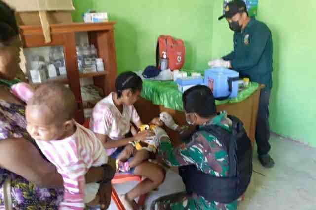 Satgas Yonif 126/KC Bantu Berikan Imunisasi Balita Perbatasan