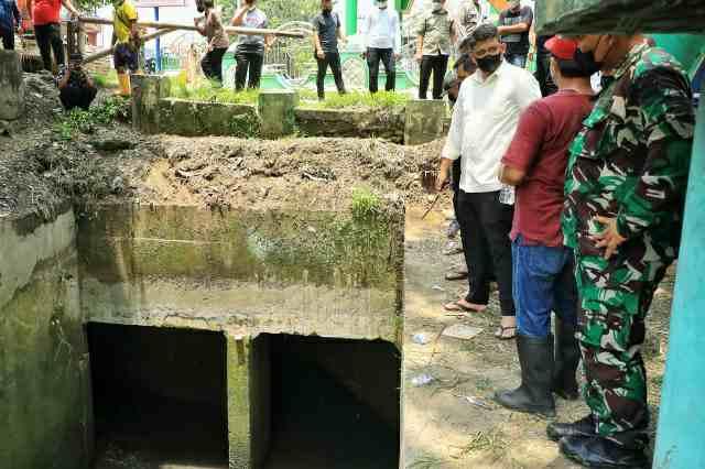Wali Kota Medan saat meninjau pengorekan parit di Menteng Raya, Minggu (13/3).