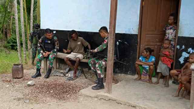 Pos Kalilapar Satgas Yonif 126/KC berkunjung ke masyarakat