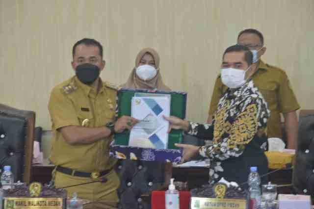 Penyerahan laporan hasil reses DPRD Medan, Senin (14/3).