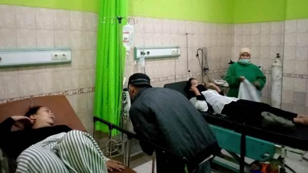 Para korban saat mendapat perawatan 