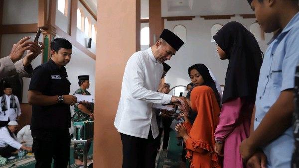 Peringatan Hari Ulang Tahun (HUT) ke-33 Ikatan Persaudaraan Haji Indonesia (IPHI) yang digelar Pengurus Daerah (PD) IPHI Kabupaten Karo di Masjid Assawiyah, Desa Raya Berastagi, Kabupaten Karo, Selasa (21/3).