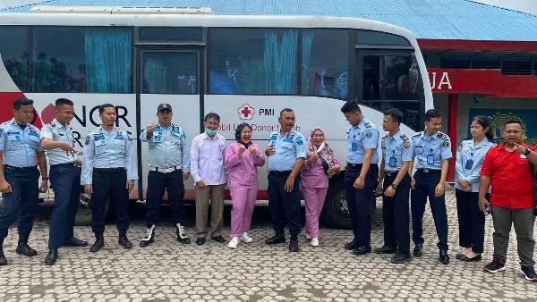 Kalapas kelas III Gunung Tua foto bersama usai kegiatan donor darah yang digelar dalam rangka Hari Bhakti Pemasyarakatan ke-59, Kamis (16/3)