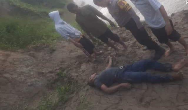 Pelaku saat diselamatkan warga