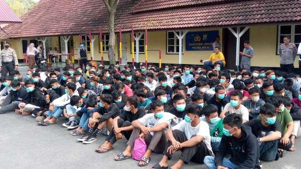 Warga yang terjaring razia Sabtu malam 