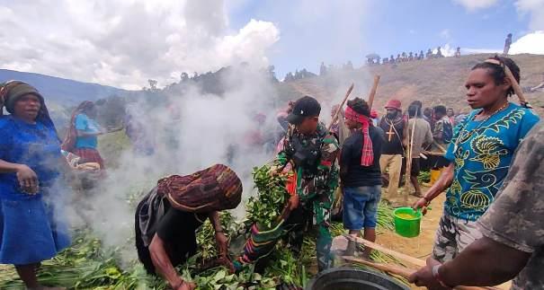 Acara tradisi Bakar Batu sebagai bentuk doa bersama serta ucapan rasa syukur, Selasa (28/03/2023).