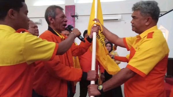 Riza Fakhrumi Tahir menyerahkan Pataka Kosgoro kepada Agus Fitriadi Panggabean