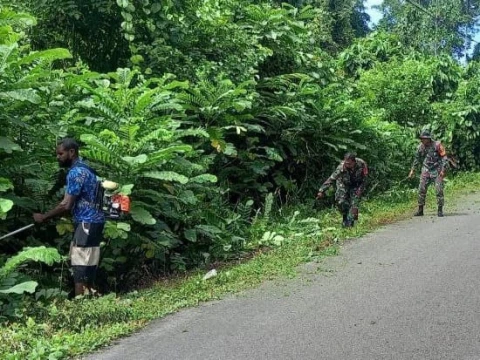 Serma Fajar beserta tiga anggota Babinsa bersama masyarakat melaksanakan gotong royong pembersihan ruas kanan kiri jalan dan parit