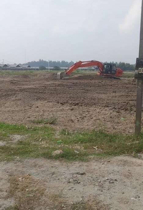 Alat berat di bantaran sungai Ular