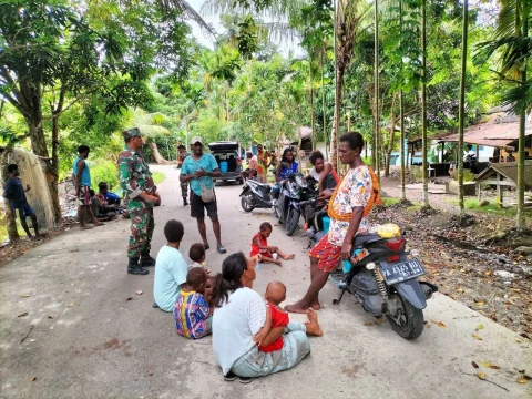 Sertu Slamet Riyadi melaksanakan Komsos dengan warga binaan, Jumat (15/03/2024).