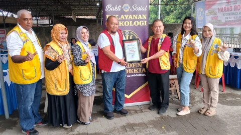 Peserta yang berhasil melakukan donor darah mendapatkan suvernir berupa bingkisan dari panitia
