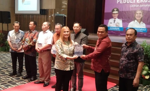 Kegiatan peluncurkan Buku &ldquo;Ekspedisi Kaldera Toba Peduli Ekosistem&rdquo;, catatan jurnalistik media siber, oleh SMSI Sumut