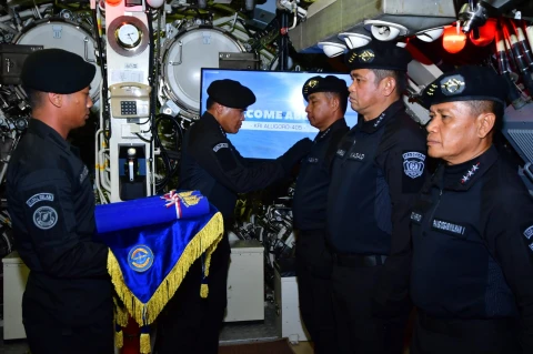 Penyematan Brevet Hiu Kencana di dalam KRI Alugoro-405 yang berlayar di sekitar Selat Madura. 