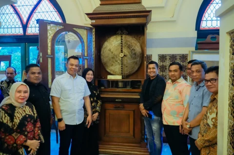 Pj. Nizhamul, Pj. Ketua TP. PKK Ny. R.A Sumela, foto bersama para OPD di depan benda sejarah sang Sultan yaitu alat pemutar musik Komet sejenis gramophone.