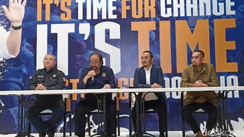 Surya Paloh dan kader NasDem 