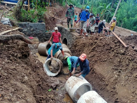 Prajurit TNI dan warga garap leneng dan gorong-gorong