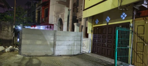 Tembok yang menutup akses jalan