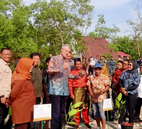 Mantan Menteri Energi, Iklim  dan LH Negara Inggris L. Z Goldsmith bersama Dirjen Perhutanan Sosial dan KLH dan Kehutanan Bambang S, serta unsur Forkompinda Batu Bara tanam pohon Mangrove di Desa Perupuk Kecamatan Lima Puluh Pesisir, Batu Bara.