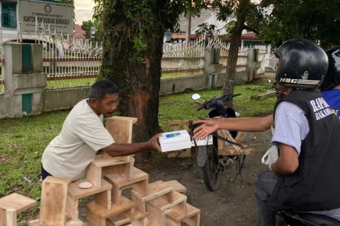 Pembagian Nasi Kotak