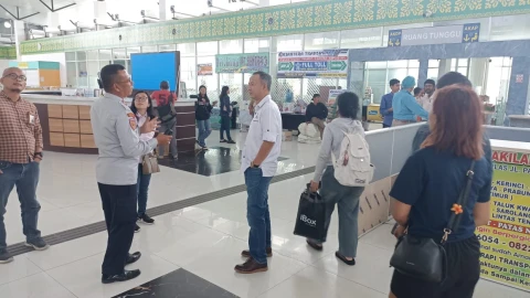 Herdensi saat memantau pelayanan di Terminal Amplas